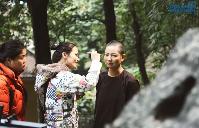 Vì “Hiệp sĩ mù”, siêu mẫu Thúy Vinh cạo đầu thành sư